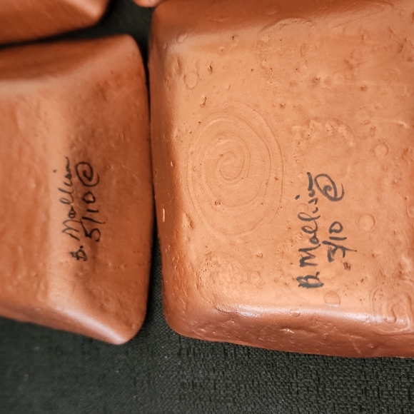 VINTAGE 1970S BOHO DECOR ABSTRACT ARTIST SIGNED GLASS PALLETES(6). - Picture 12 of 15